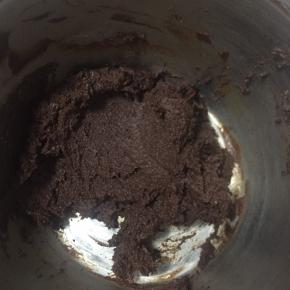 4:把奶油奶酪和巧克力混合均匀