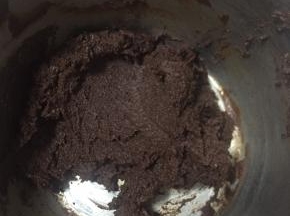 4:把奶油奶酪和巧克力混合均匀