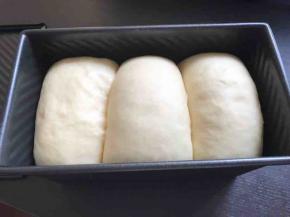 室温一小时发至八九分满，盖上盖子，继续发酵五分钟。烤箱上下火180度预热。轻轻拉开土司盒盖子能感觉到有阻力就可以进烤箱了。
放入烤箱，上下火170度烤30分钟。