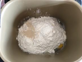 将波兰种和主面团里除黄油外其余材料按由湿到干的顺序放进面包桶，注意酵母和盐要分开加入，启动面包机揉面程序（23分钟）。一个揉面程序结束后，加入黄油，再启动一个揉面程序。全程敞开盖子。