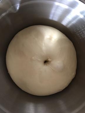 大概45分钟后，面团发至原来两倍大，用粘了水（或面粉）的手指戳一个洞，洞口不回缩不塌陷就是发酵成功了。