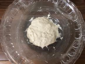 将波兰种配方内的酵母在水里融化，与高筋面粉混合至无粉的状态，盖上保鲜膜。因为我是第二天上午要制作吐司，所以直接放置在开了空调的房间里发酵。也可以放进冰箱发酵17-24个小时。