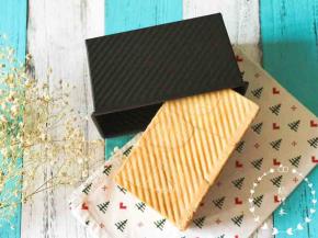 四四方方，棱角清晰，颜色均匀。