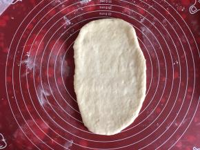 取一个面团，压扁，用擀面杖擀成长方形。（波兰种的面团含水量大会比较粘，可以粘点高粉防粘）