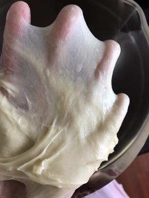 两个揉面程序后，慢慢撑开面团，可以撑出手套膜。