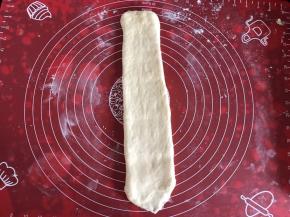 用擀面杖擀成长条，注意宽度要保持大致一致。