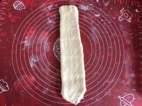 用擀面杖擀成长条，注意宽度要保持大致一致。