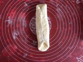 两边向中间折，封口处捏紧。