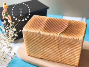 学厨的黑金刚吐司模是重型钢材质，导热更快，烤的时间更短，30分钟上色就非常均匀漂亮了。