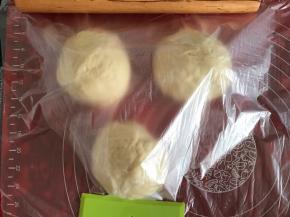 将面团取出，分成三份，揉圆，盖上保鲜袋，醒发15分钟。