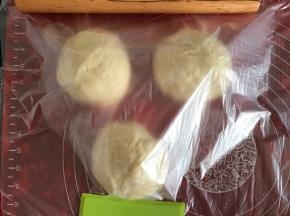 将面团取出，分成三份，揉圆，盖上保鲜袋，醒发15分钟。