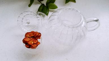 罗汉果一个，准备好的茶壶茶杯。