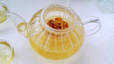 把罗汉果放壶内，冲入开水。