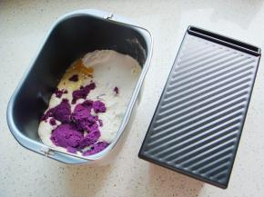 把冷藏液种和其他配料一起倒入面包机桶里（酵母粉和盐对角放，避免直接接触影响活性）学厨黑金刚吐司盒备用。