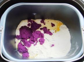 放入面包机里。