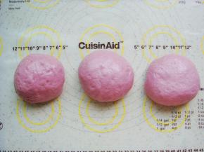 把面团平均分成三份排气。