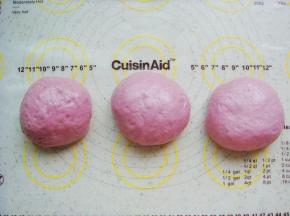 把面团平均分成三份排气。