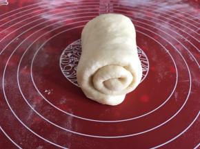 从上往下卷起，不要乱太紧，收口朝下，放进土司盒。