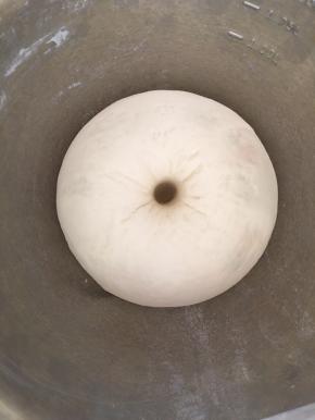 面团发酵到一倍或者1.5倍大就可以了，用手指戳孔不回缩！