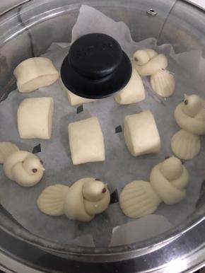 放到蒸锅上再醒发十分钟，开火蒸20分钟左右！（如果全部面团都整形可能有的人没有耐心，我就是没耐心的那种哈哈哈，一般我就是做几个给孩子吃，剩下的面团做切面馒头就好