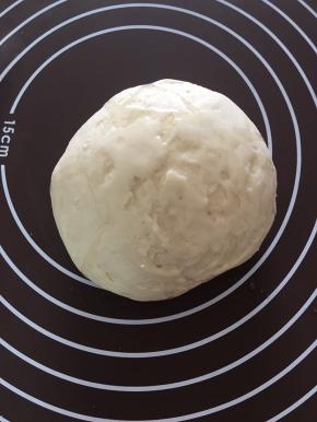 发酵好的面团，手揉排气，再适量涂抹一点玉米油，继续揉！