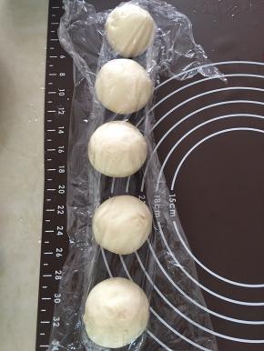 切好的小面团没整形前用保鲜膜盖好，不然会面团会变干！