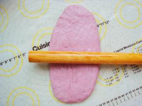 取一份擀成长条状。