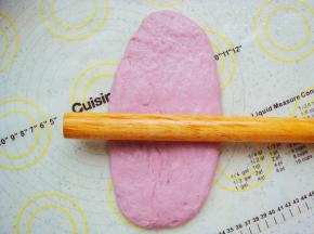 取一份擀成长条状。