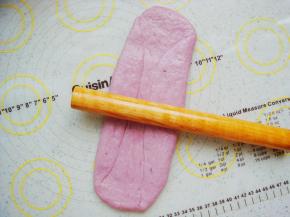 再擀成薄厚均匀的长条。