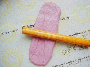 再擀成薄厚均匀的长条。