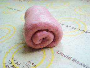 从顶端向下卷起来。