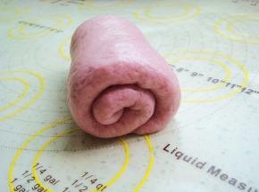 从顶端向下卷起来。