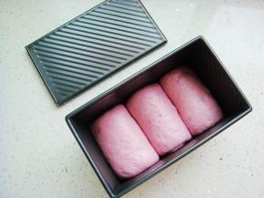 依次做好三个放入学厨黑金刚吐司盒中。