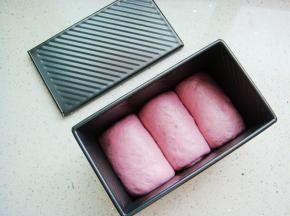 依次做好三个放入学厨黑金刚吐司盒中。