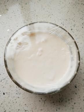 先做液种：1克的酵母粉用75克的水化开，加入75克的高筋面粉中，搅拌均匀盖上保鲜膜。室温发酵一小时后放入冰箱冷藏发酵至少17个小时。