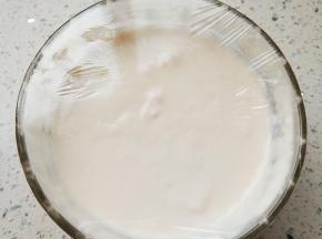 先做液种：1克的酵母粉用75克的水化开，加入75克的高筋面粉中，搅拌均匀盖上保鲜膜。室温发酵一小时后放入冰箱冷藏发酵至少17个小时。