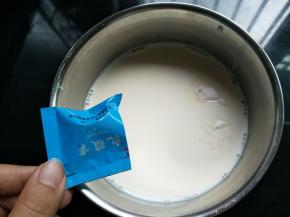 容器用开水烫下，晾干，倒入500克纯牛奶，加入1克菌粉