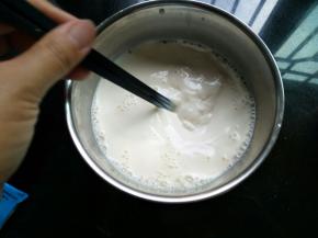 用筷子搅拌均匀