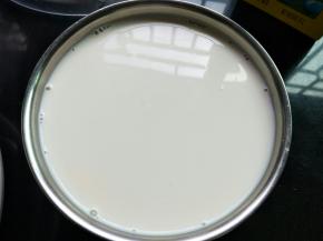 再加入剩下的500克纯牛奶，搅拌均匀