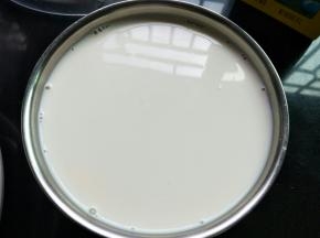 再加入剩下的500克纯牛奶，搅拌均匀