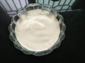 舀几勺酸奶放杯子里