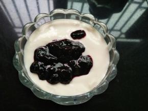 舀一勺蓝莓酱，搅拌均匀