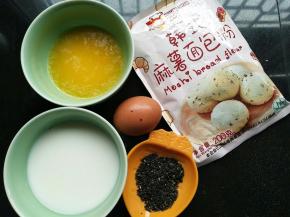 材料准备好，黄油隔热水融化成液体