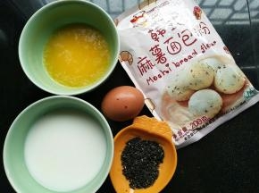 材料准备好，黄油隔热水融化成液体