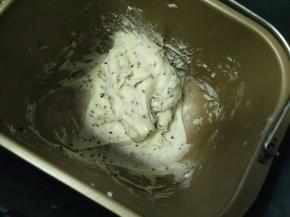 启动揉面程序，揉5分钟，比较粘哦