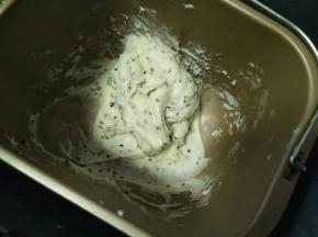 启动揉面程序，揉5分钟，比较粘哦