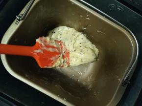 继续揉5分钟，把边缘用橡皮刮刀刮下来