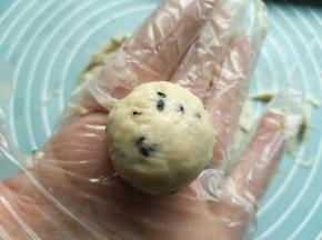 搓成圆球，大概20克一个。一定要带手套操作哦，不然粘手不好操作
