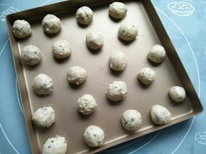 放烤盘里，间隔开来