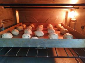 烤箱中层180度预热5分钟,烤30分钟，中途不能打开烤箱门，会塌的